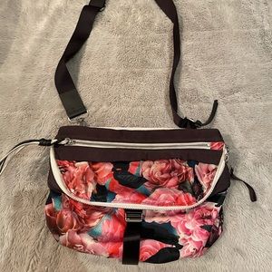 Lululemon go lightly bag floral pattern